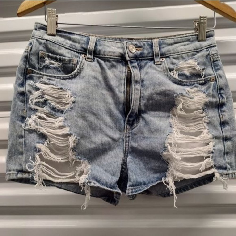 Ladies size 6 American Eagle super distressed mom jean shorts